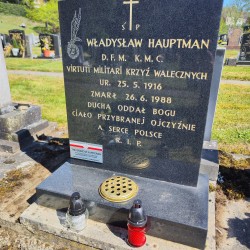 Źródło: https://pl.findagrave.com/memorial/281994614/w%C5%82adys%C5%82aw-ps_gapa-hauptman [dostęp: 08.07.2026].