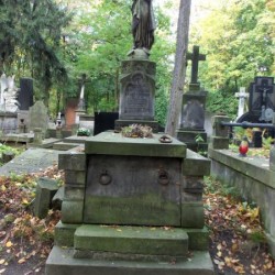 Źródło: https://cmentarze.um.warszawa.pl/pomnik.aspx?pom_id=24042 [dostęp: 23.04.2025].