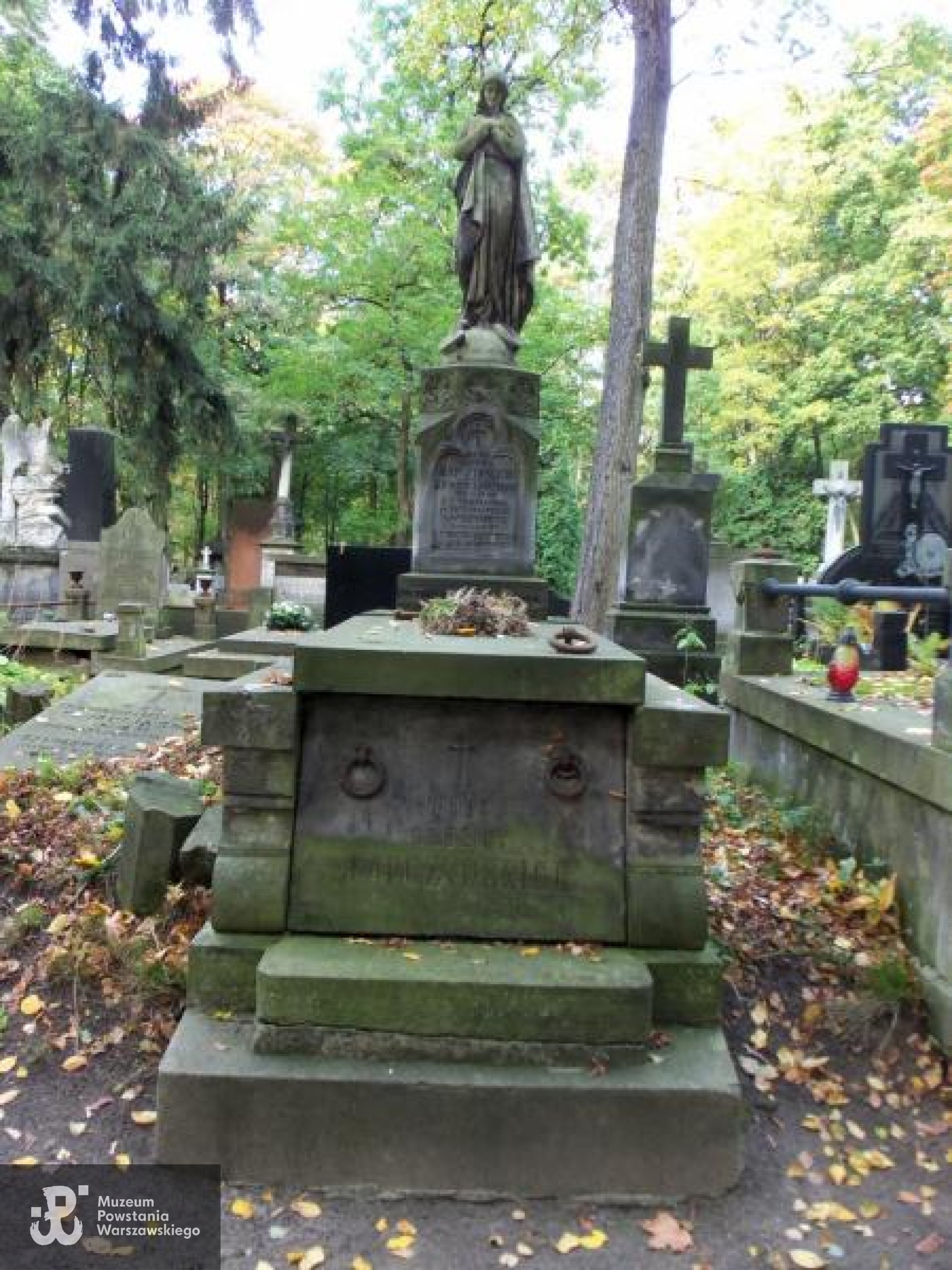 Źródło: https://cmentarze.um.warszawa.pl/pomnik.aspx?pom_id=24042 [dostęp: 23.04.2025].