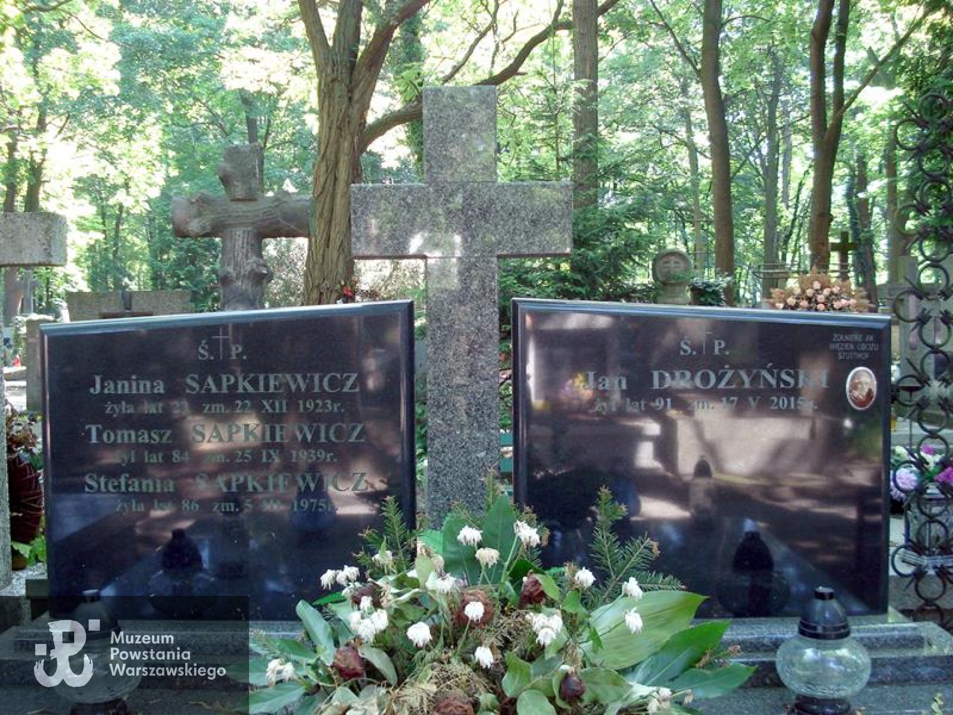 Źródło: https://cmentarze.um.warszawa.pl/pomnik.aspx?pom_id=63796 [dostęp: 20.10.2025].