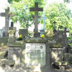 Grób symboliczny na Starych Powązkach w Warszawie. Źródło: https://cmentarze.um.warszawa.pl/pomnik.aspx?pom_id=10611 [dostęp: 09.02.2026].