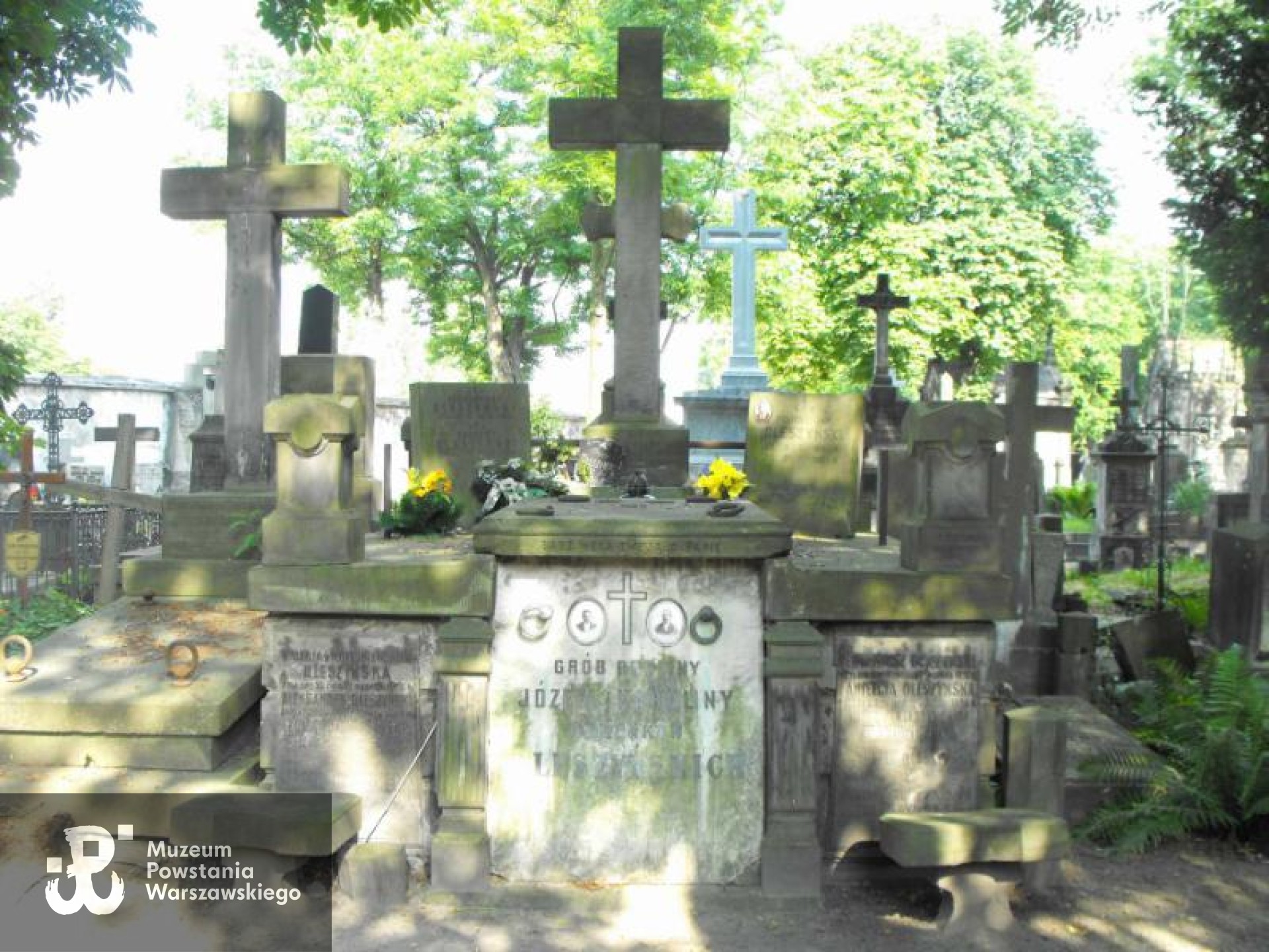 Grób symboliczny na Starych Powązkach w Warszawie. Źródło: https://cmentarze.um.warszawa.pl/pomnik.aspx?pom_id=10611 [dostęp: 09.02.2026].