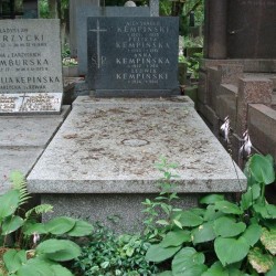 Źródło: https://cmentarze.um.warszawa.pl/pomnik.aspx?pom_id=34906 [dostęp: 23.04.2025].