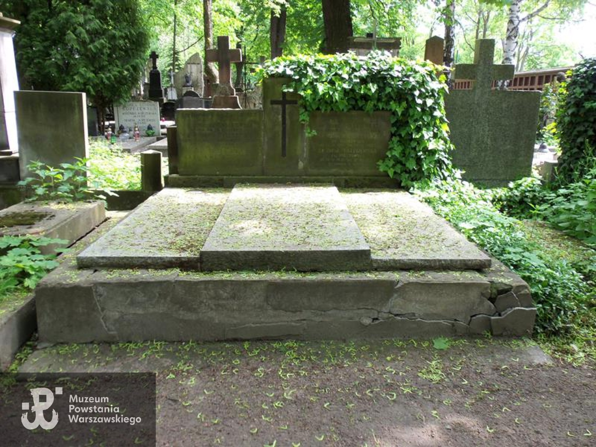 Źródło: https://cmentarze.um.warszawa.pl/pomnik.aspx?pom_id=4460 [dostęp: 9.04.2025].