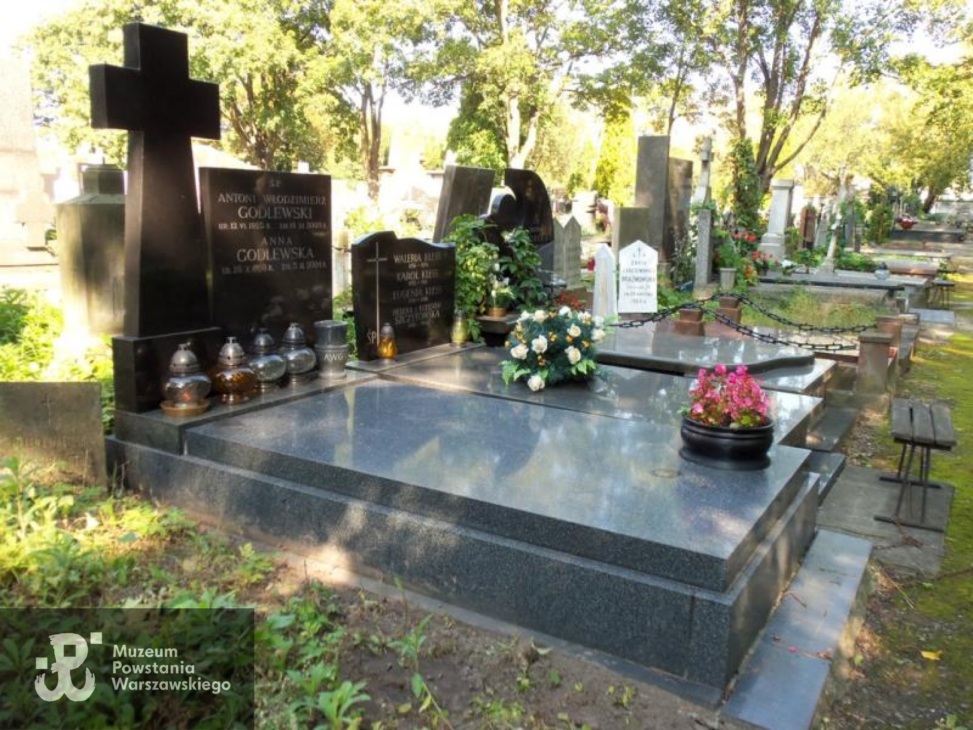 Źródło: https://cmentarze.um.warszawa.pl/pomnik.aspx?pom_id=22775 [dostęp: 09.04.2026].