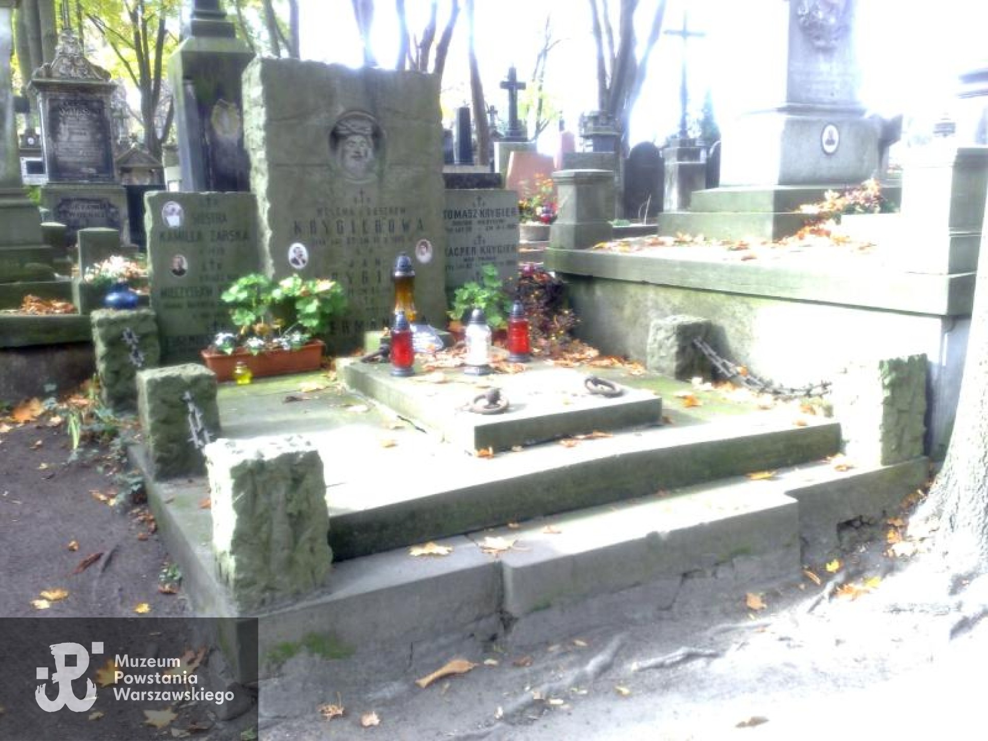 Źródło: https://cmentarze.um.warszawa.pl/pomnik.aspx?pom_id=5602 [dostęp: 23.04.2025].