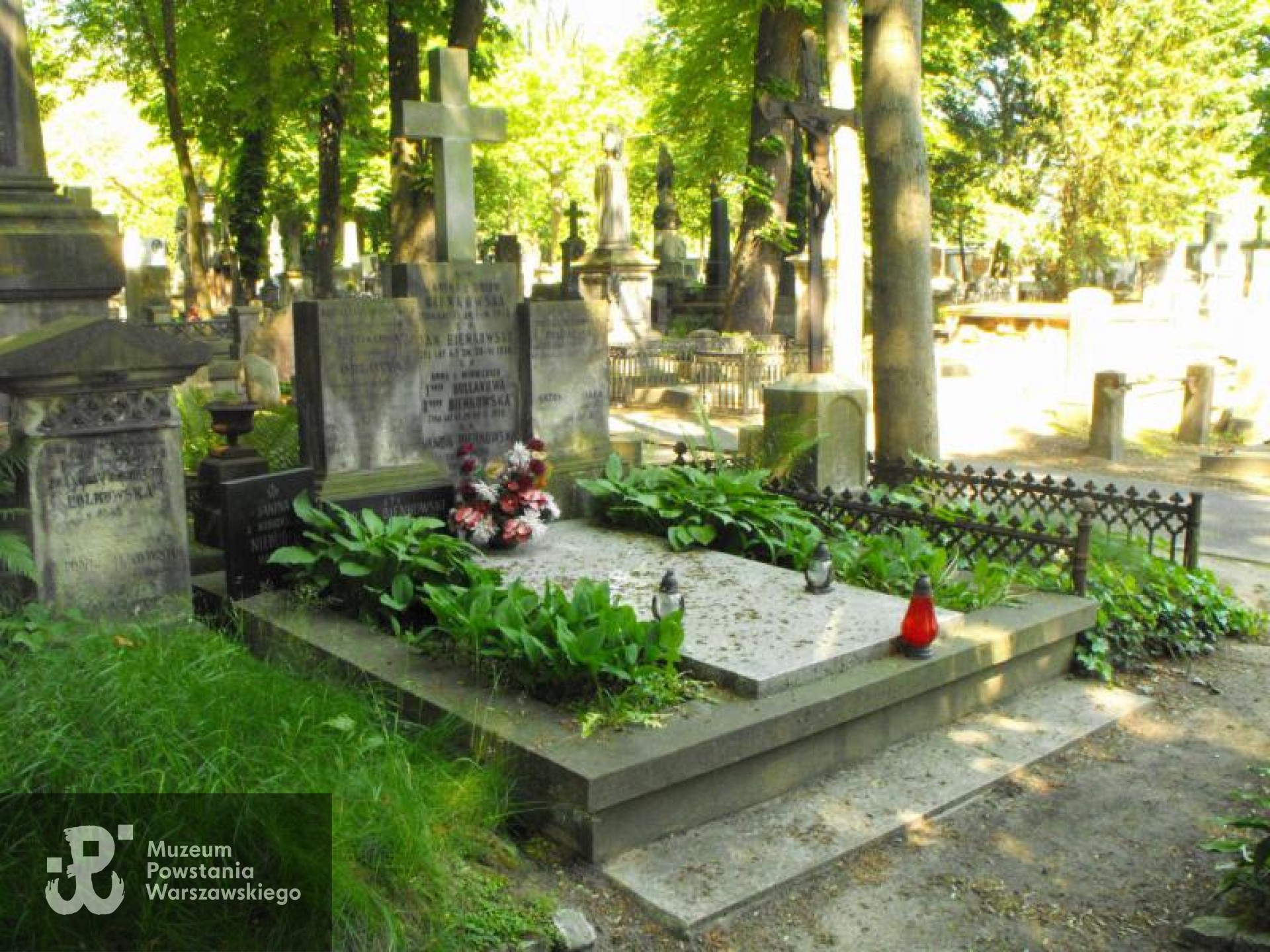 Źródło: https://cmentarze.um.warszawa.pl/pomnik.aspx?pom_id=10749 [dostęp: 23.05.2025].