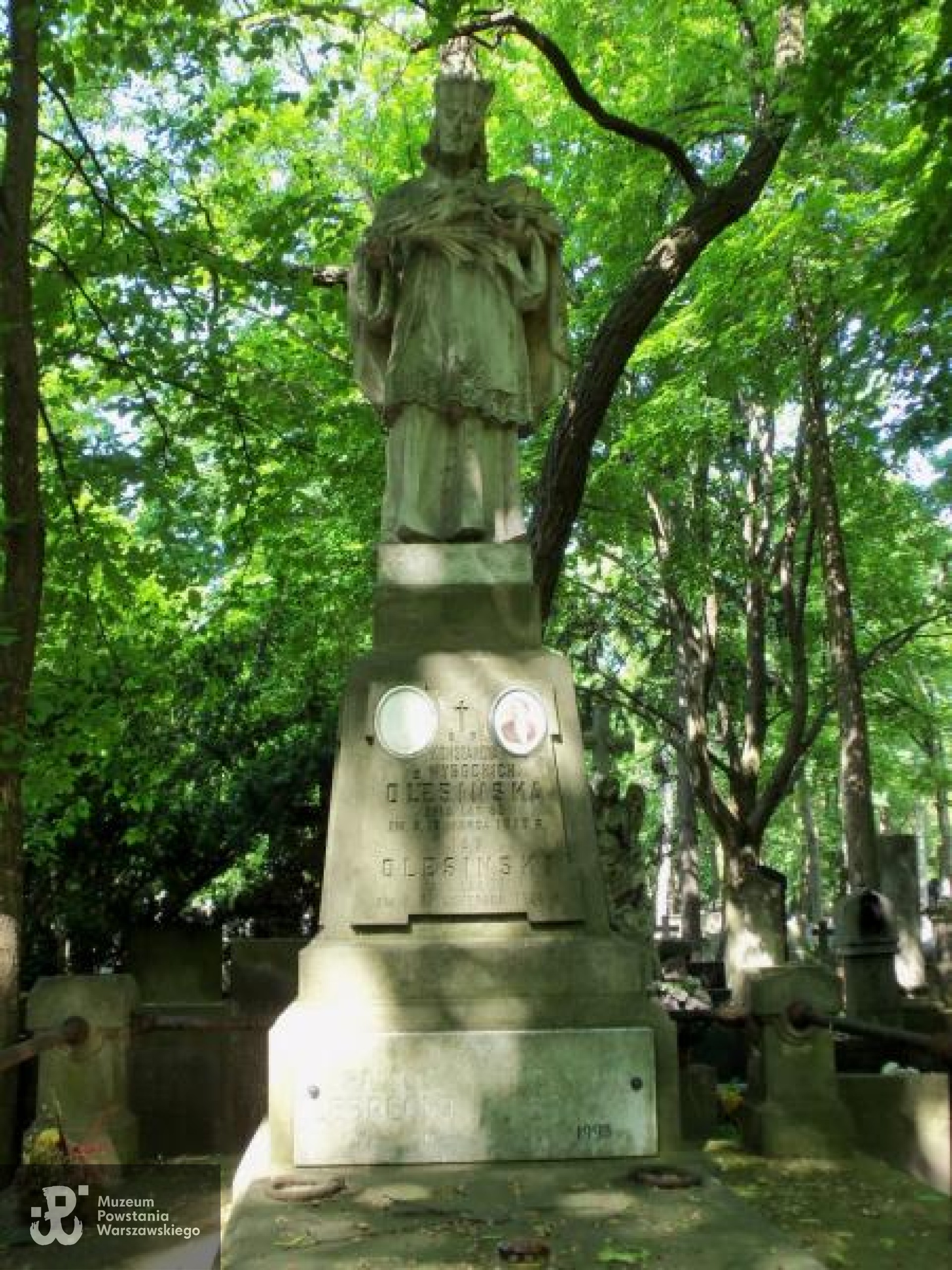 Źródło: https://cmentarze.um.warszawa.pl/pomnik.aspx?pom_id=18364 [dostęp: 13.11.2025].