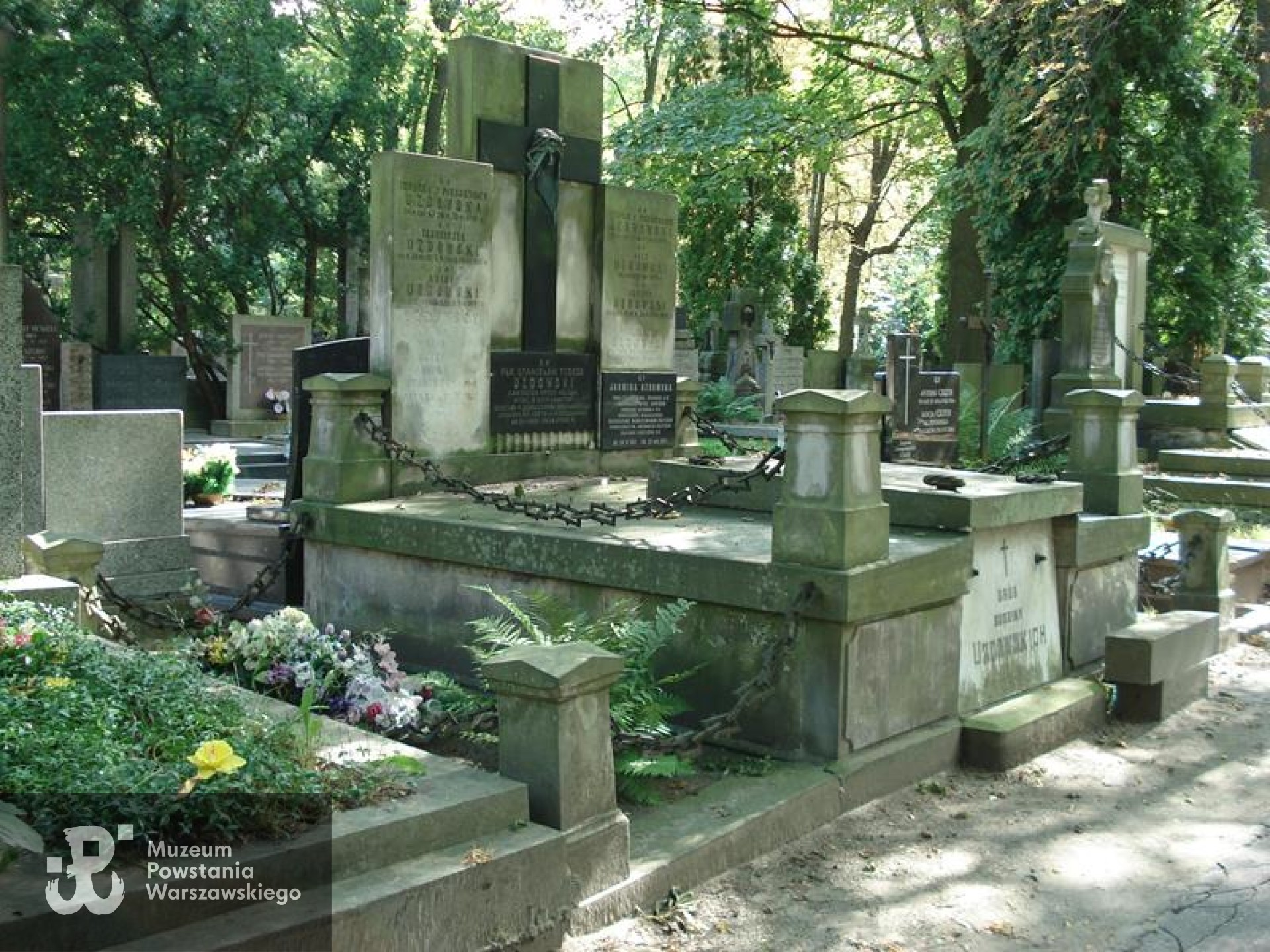 Źródło: https://cmentarze.um.warszawa.pl/pomnik.aspx?pom_id=41731 [dostęp: 10.04.2025].Źródło: https://cmentarze.um.warszawa.pl/pomnik.aspx?pom_id=41731 [dostęp: 10.04.2025].