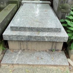 Grób symboliczny na Starych Powązkach w kwaterze Z-4-9. Źródło: https://cmentarze.um.warszawa.pl/pomnik.aspx?pom_id=27497 [dostęp: 10.02.2026].