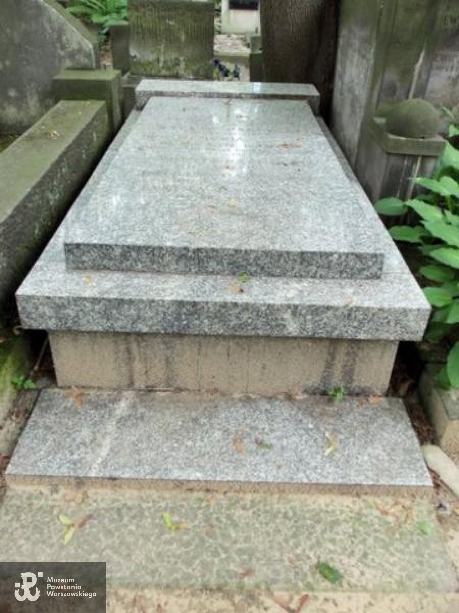 Grób symboliczny na Starych Powązkach w kwaterze Z-4-9. Źródło: https://cmentarze.um.warszawa.pl/pomnik.aspx?pom_id=27497 [dostęp: 10.02.2026].