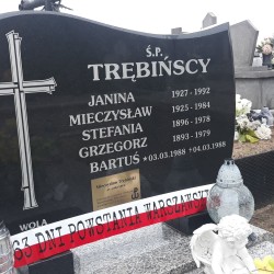 Źródło: https://kutno.net.pl/wydarzenia/na-cmentarzach-w-powiecie-kutnowskim-pojawily-sie-bialo-czerwone-szarfy-o-co-chodzi-zdjecia/l6ar5htcZwNuIZroEsjZ/galeria?page=30 [dostęp: 16.04.2026].