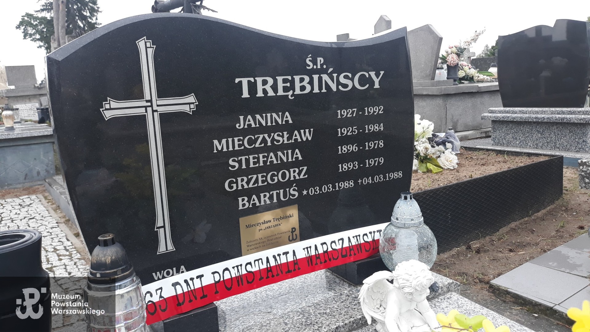 Źródło: https://kutno.net.pl/wydarzenia/na-cmentarzach-w-powiecie-kutnowskim-pojawily-sie-bialo-czerwone-szarfy-o-co-chodzi-zdjecia/l6ar5htcZwNuIZroEsjZ/galeria?page=30 [dostęp: 16.04.2026].