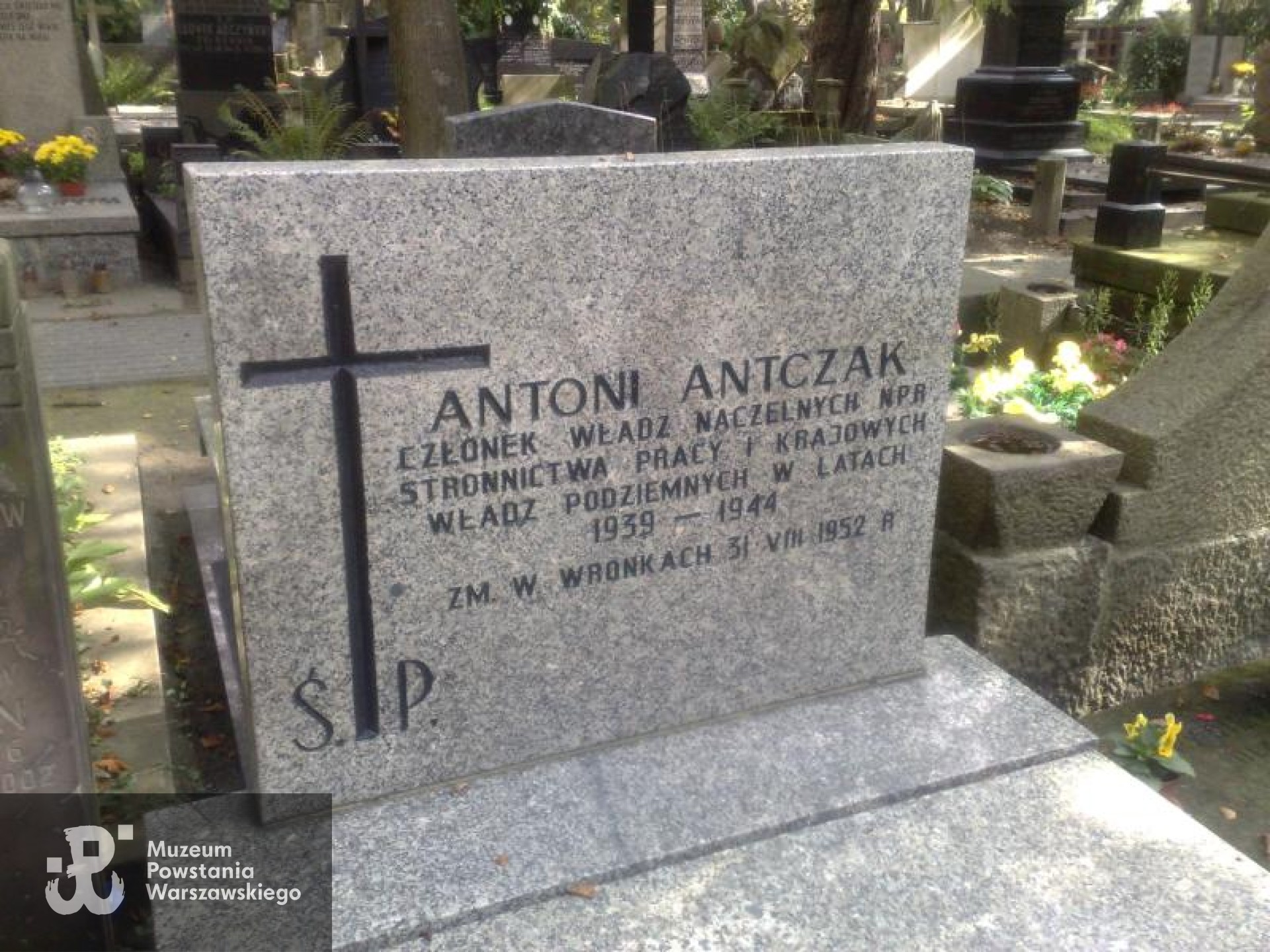 Źródło: https://cmentarze.um.warszawa.pl/pomnik.aspx?pom_id=4889 [dostęp: 15.04.2025].