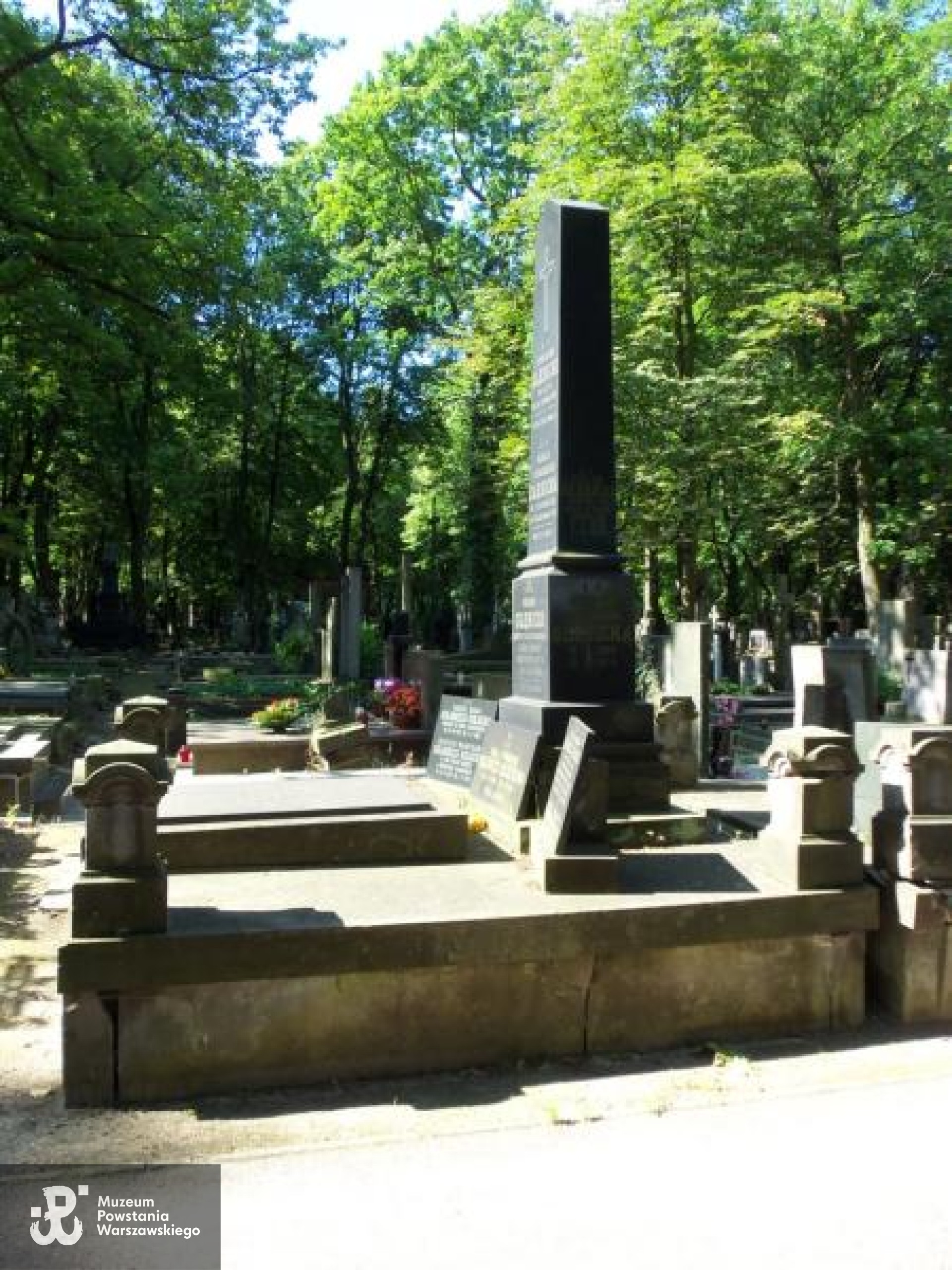 Źródło: https://cmentarze.um.warszawa.pl/pomnik.aspx?pom_id=17289 [dostęp: 02.04.2026].