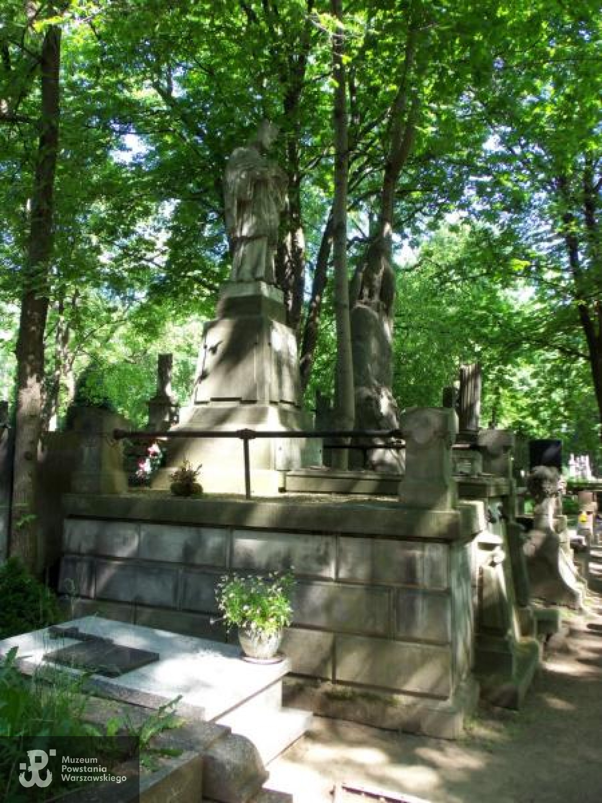 Źródło: https://cmentarze.um.warszawa.pl/pomnik.aspx?pom_id=18364 [dostęp: 13.11.2025].