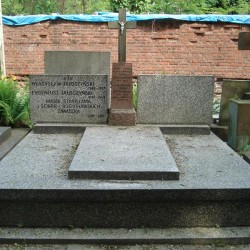 Źródło: https://cmentarze.um.warszawa.pl/pomnik.aspx?pom_id=34104 [dostęp: 05.01.2026].