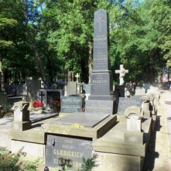 Źródło: https://cmentarze.um.warszawa.pl/pomnik.aspx?pom_id=17289 [dostęp: 02.04.2026].