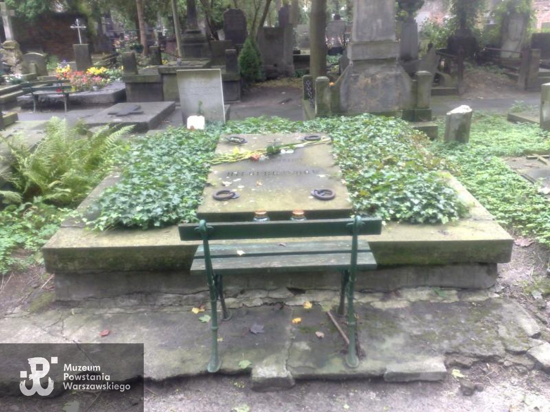 Źródło: https://cmentarze.um.warszawa.pl/pomnik.aspx?pom_id=5027 [dostęp: 25.05.2026].