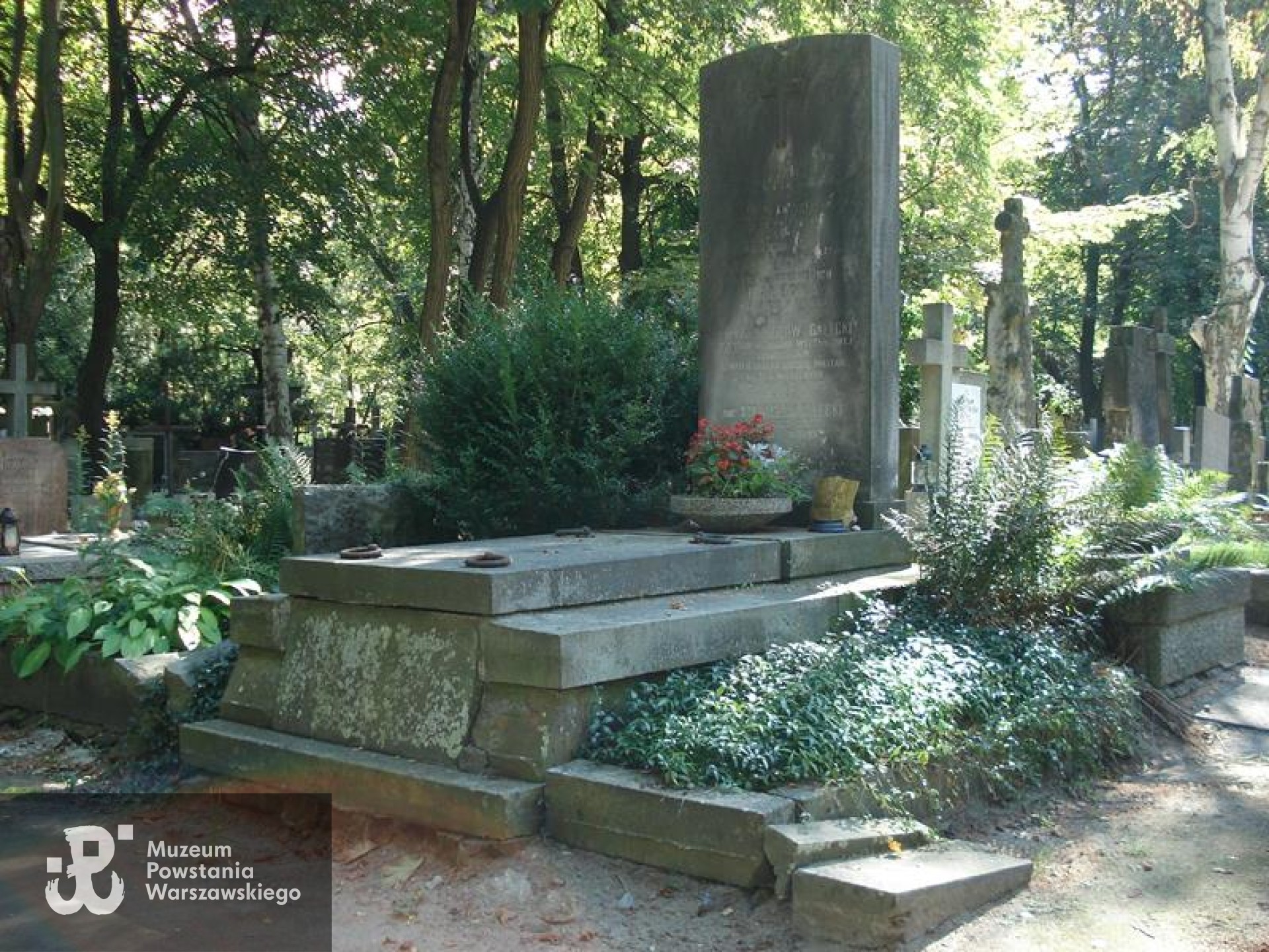 Źródło: https://cmentarze.um.warszawa.pl/pomnik.aspx?pom_id=42214 [dostęp: 20.03.2026].