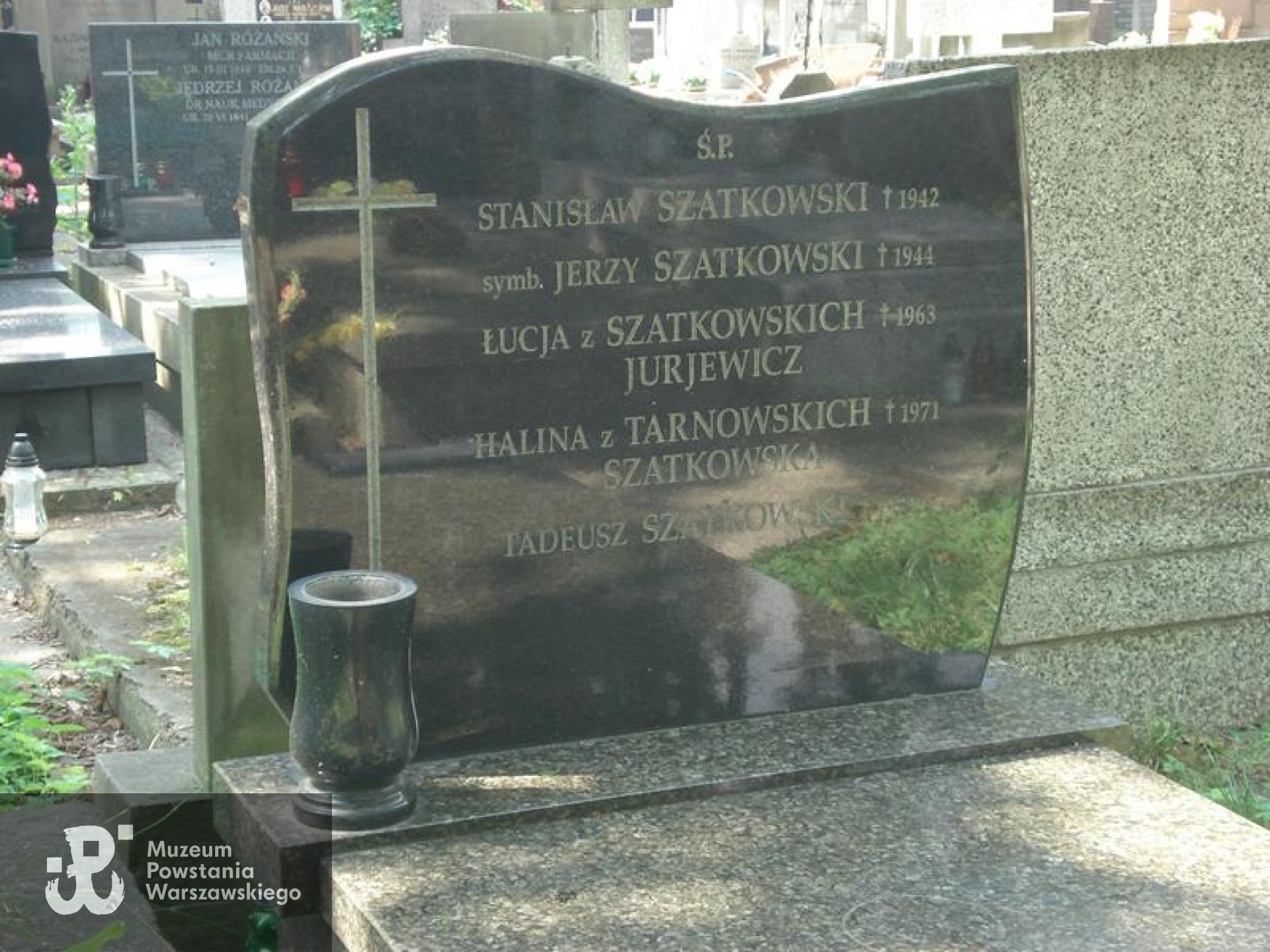 Grób symboliczny na Starych Powązkach w Warszawie. Źródło: https://cmentarze.um.warszawa.pl/pomnik.aspx?pom_id=44478 [dostęp: 9.02.2026].