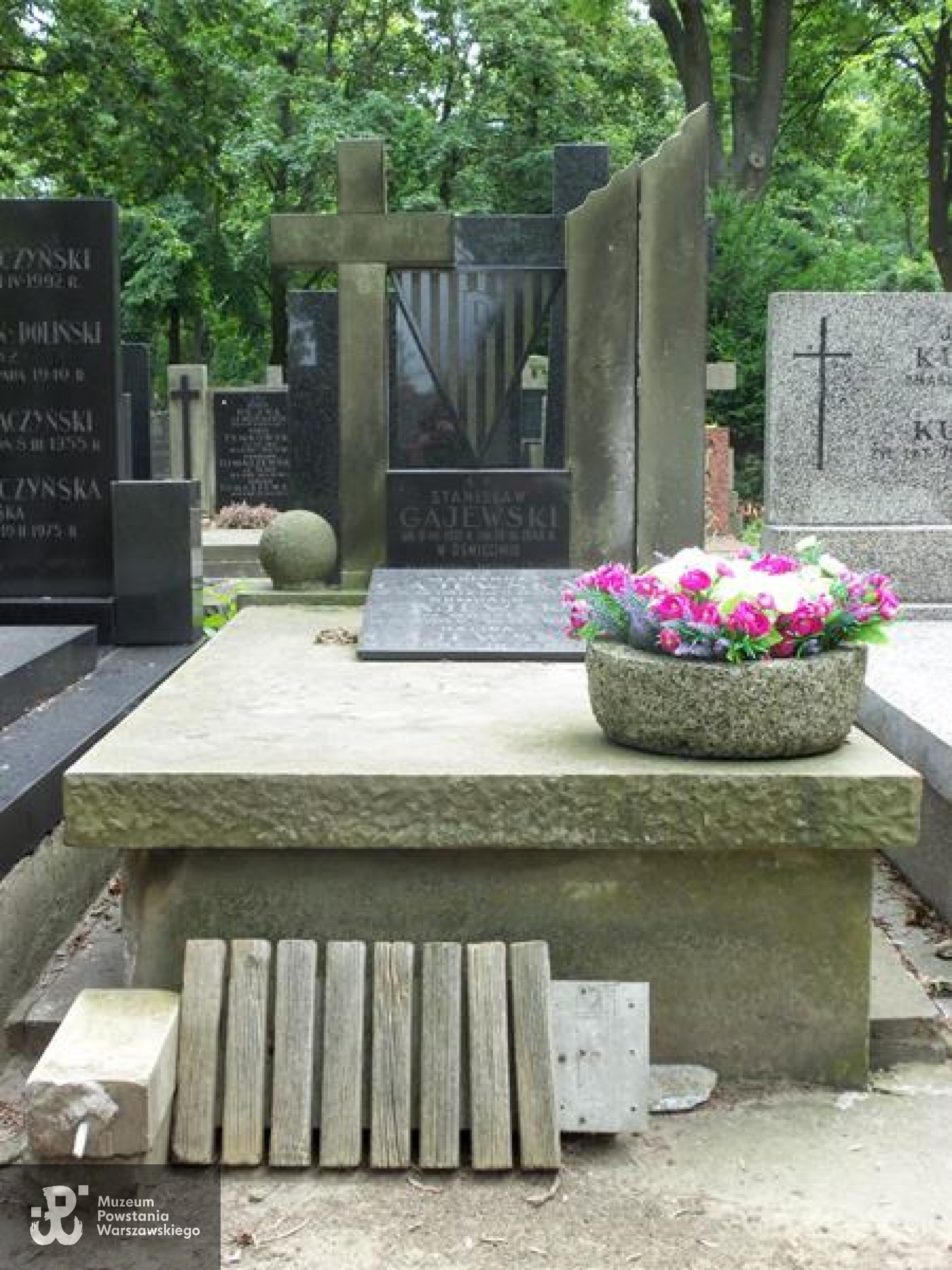 Źródło: https://cmentarze.um.warszawa.pl/pomnik.aspx?pom_id=40659 [dostęp: 17.03.2026].