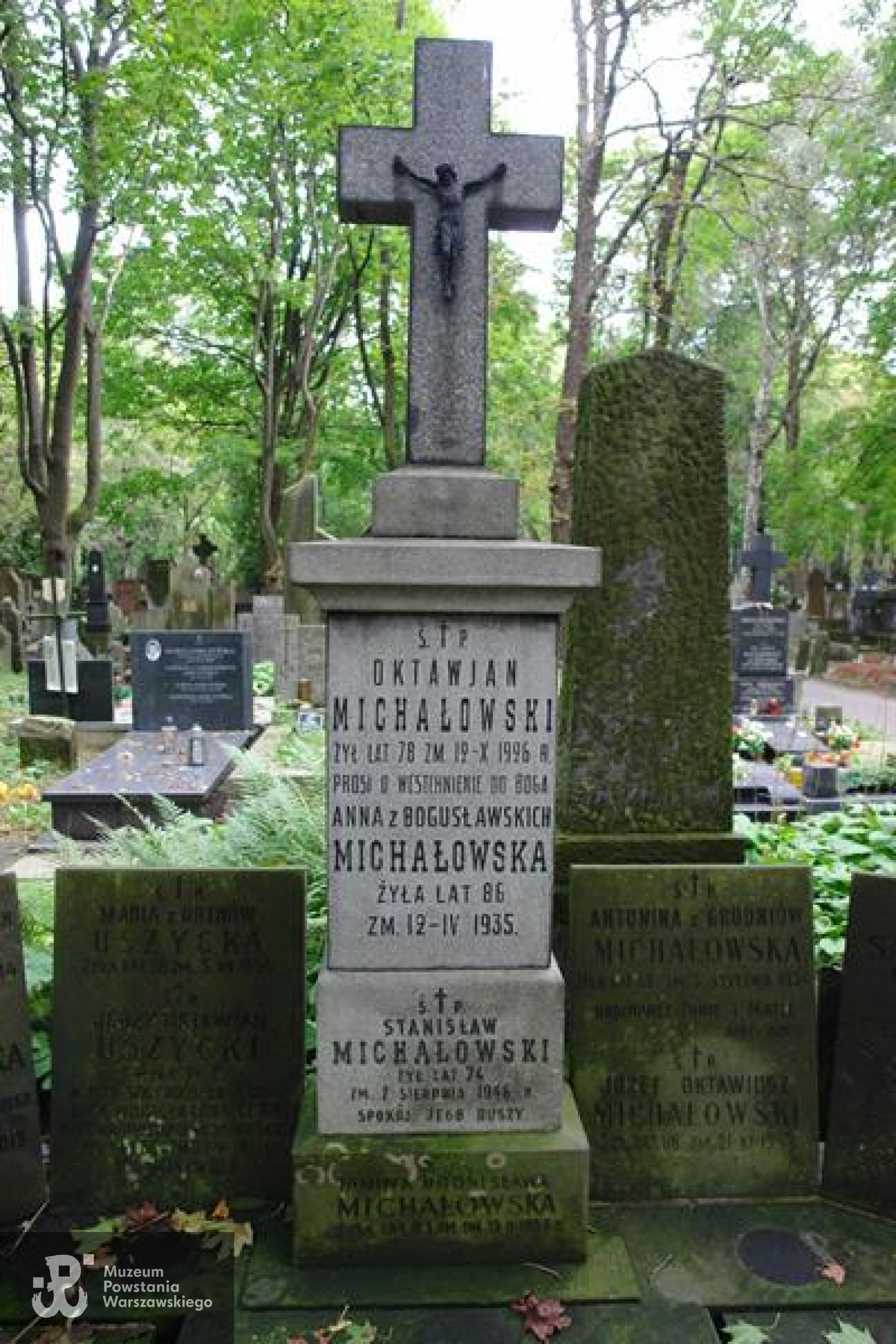 Grób symboliczny na Starych Powązkach w Warszawie. Źródło: https://cmentarze.um.warszawa.pl/pomnik.aspx?pom_id=46263 [dostęp: 06.02.2026].