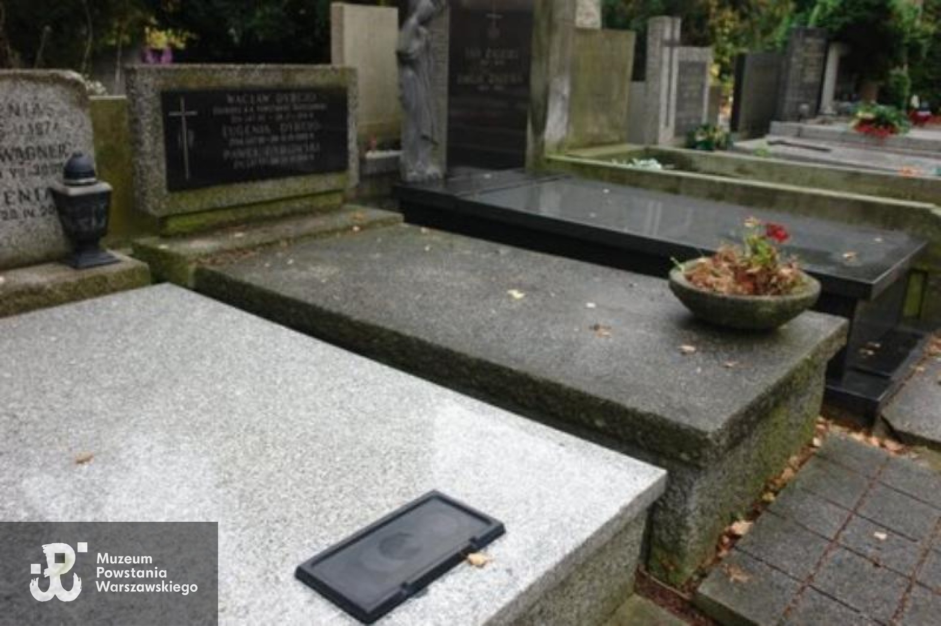 Źródło: https://cmentarze.um.warszawa.pl/pomnik.aspx?pom_id=30342 [dostęp: 16.01.2026].