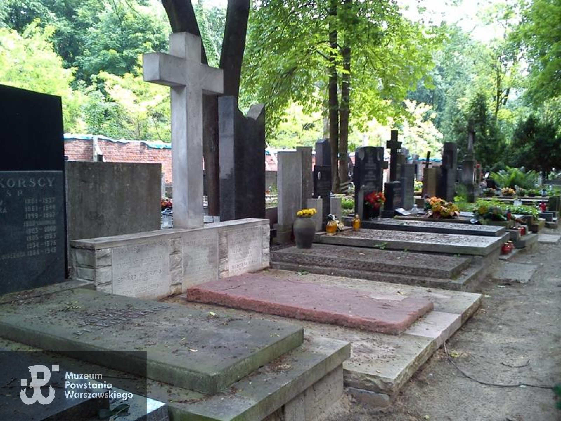 Źródło: https://cmentarze.um.warszawa.pl/pomnik.aspx?pom_id=34107 [dostęp: 23.04.2025].