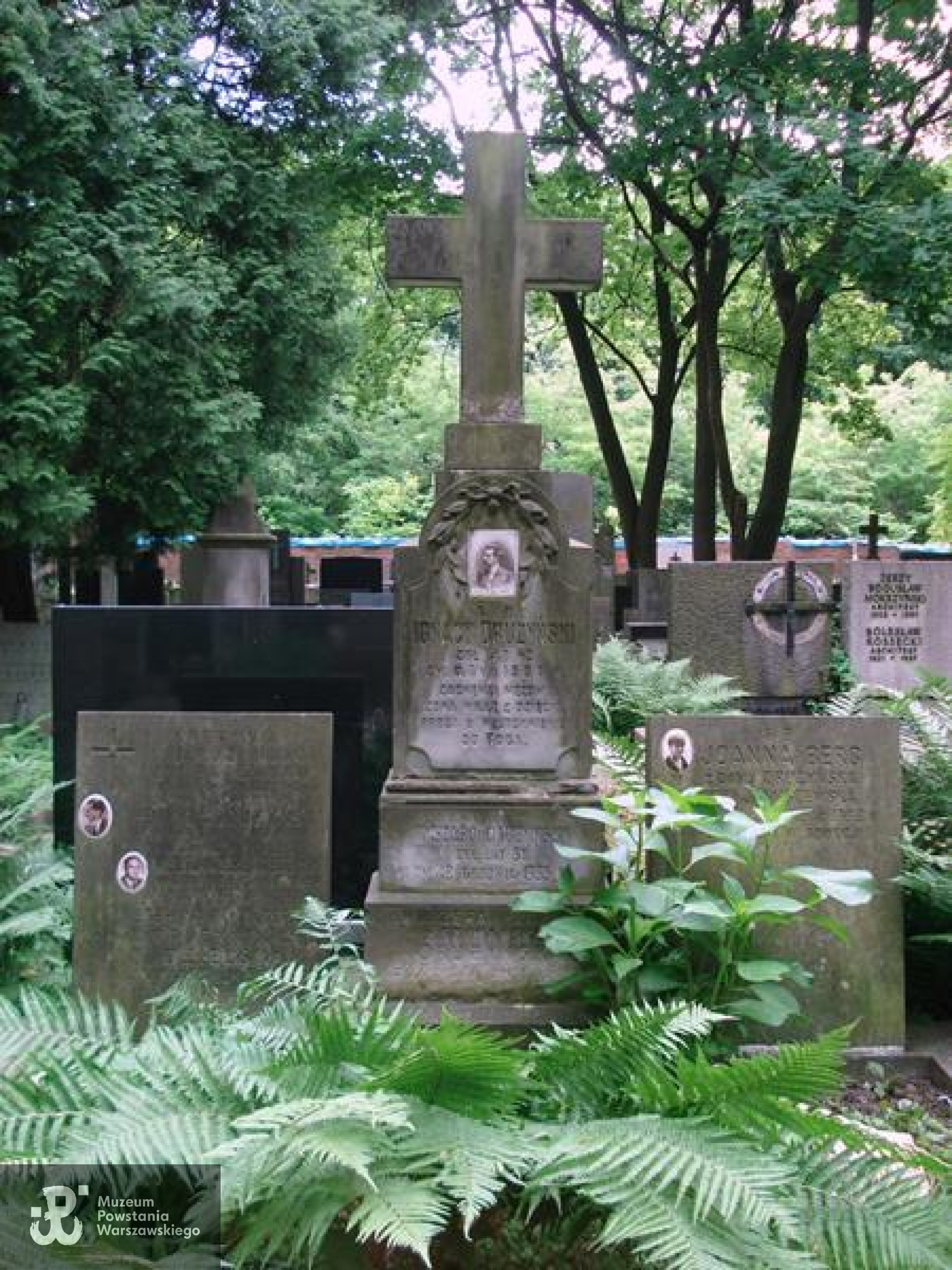 Źródło: https://cmentarze.um.warszawa.pl/pomnik.aspx?pom_id=34233 [dostęp: 20.10.2025].