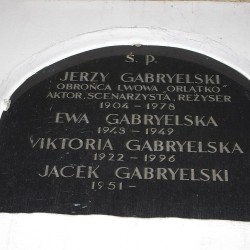 Źródło: https://pl.wikipedia.org/wiki/Jerzy_Gabryelski#/media/Plik:Jerzy_Gabryelski_gr%C3%B3b.JPG [dostęp: 05.02.2026].