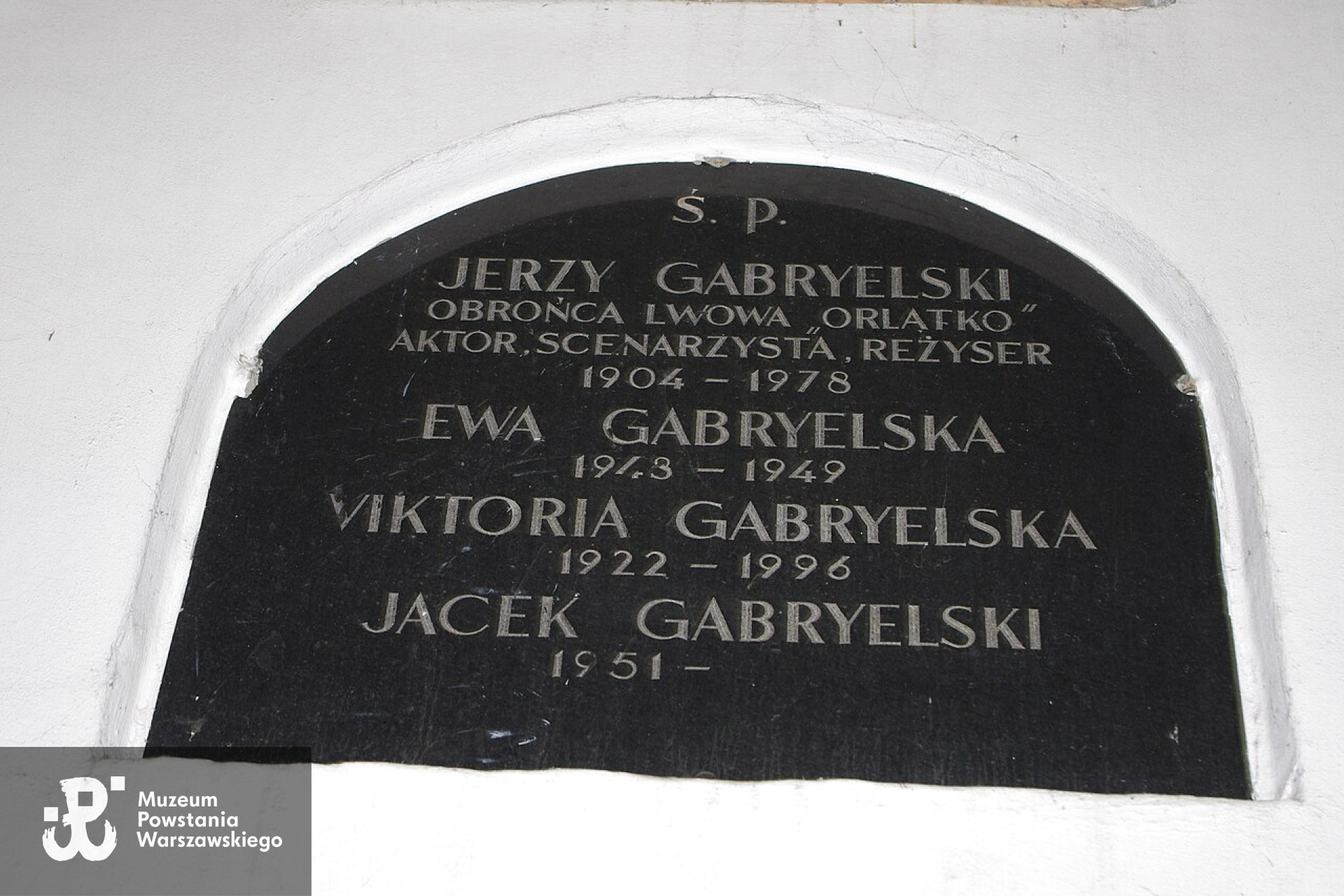 Źródło: https://pl.wikipedia.org/wiki/Jerzy_Gabryelski#/media/Plik:Jerzy_Gabryelski_gr%C3%B3b.JPG [dostęp: 05.02.2026].