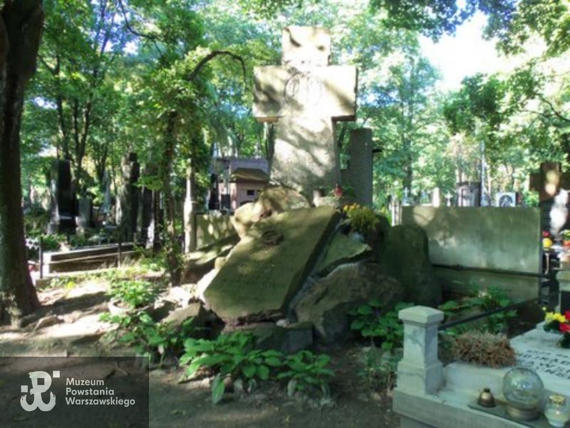 Źródło: https://cmentarze.um.warszawa.pl/pomnik.aspx?pom_id=27411 [dostęp: 1.07.2026].