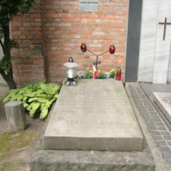 Źródło: https://cmentarze.um.warszawa.pl/pomnik.aspx?pom_id=3792 [dostęp: 4.02.2026].