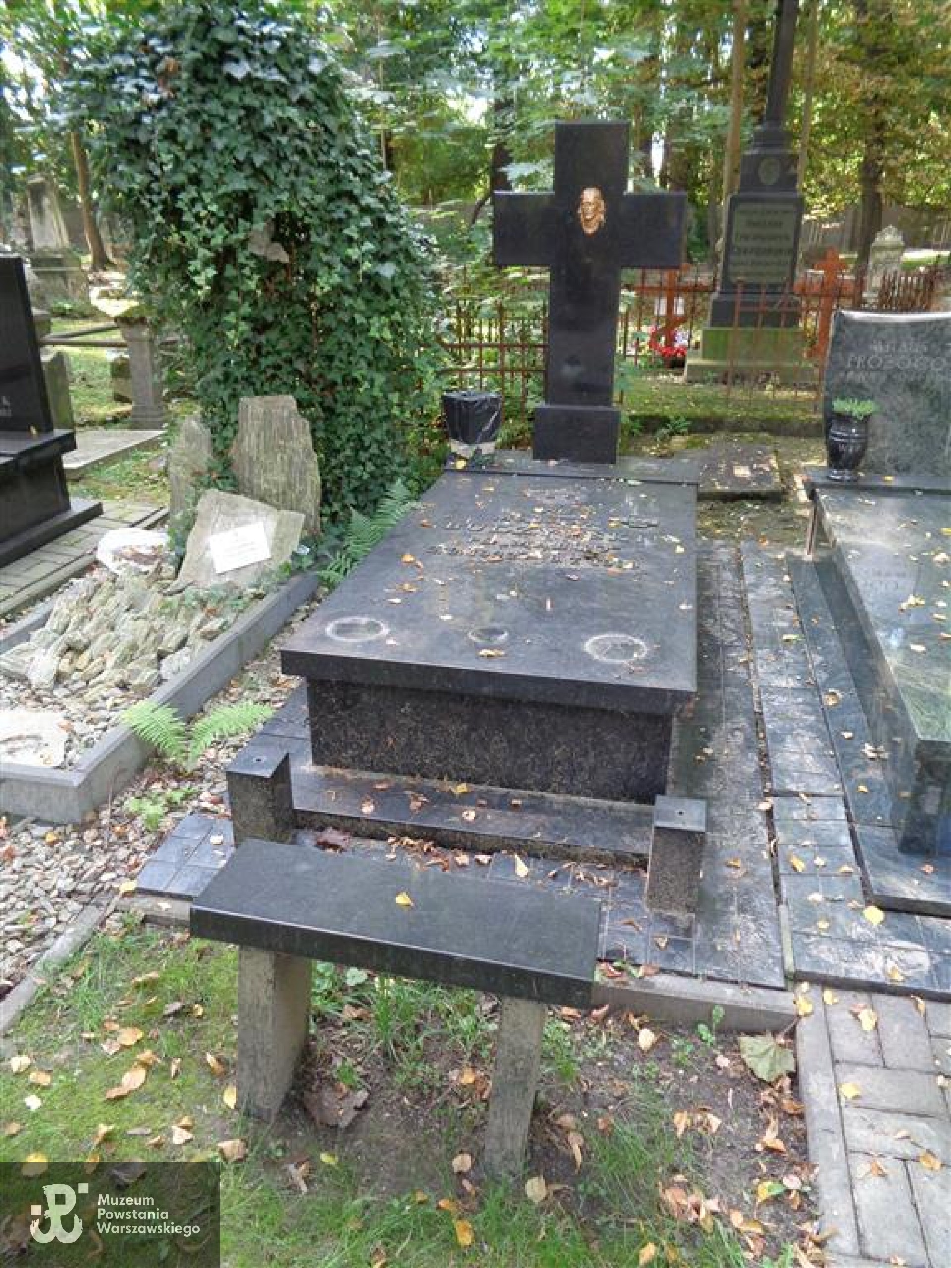 Źródło: https://cmentarze.um.warszawa.pl/pomnik.aspx?pom_id=75342 [dostęp: 23.06.2025].