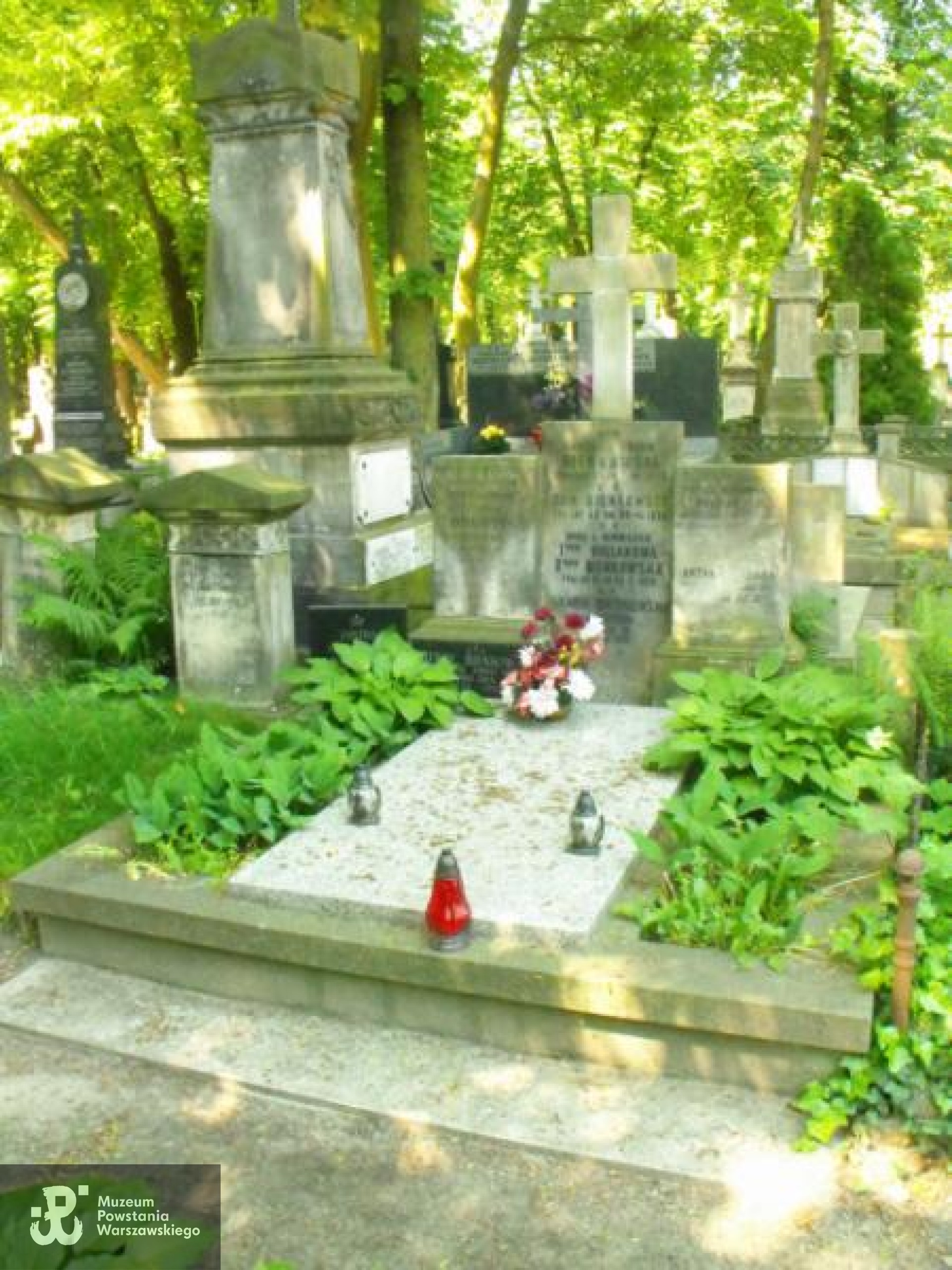 Źródło: https://cmentarze.um.warszawa.pl/pomnik.aspx?pom_id=10749 [dostęp: 23.05.2025].