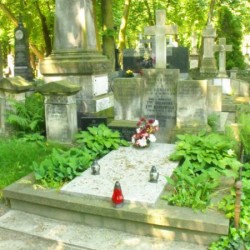 Źródło: https://cmentarze.um.warszawa.pl/pomnik.aspx?pom_id=10749 [dostęp: 23.05.2025].