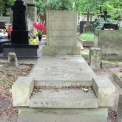 Źródło: https://cmentarze.um.warszawa.pl/pomnik.aspx?pom_id=27851 [dostęp: 16.10.2025].