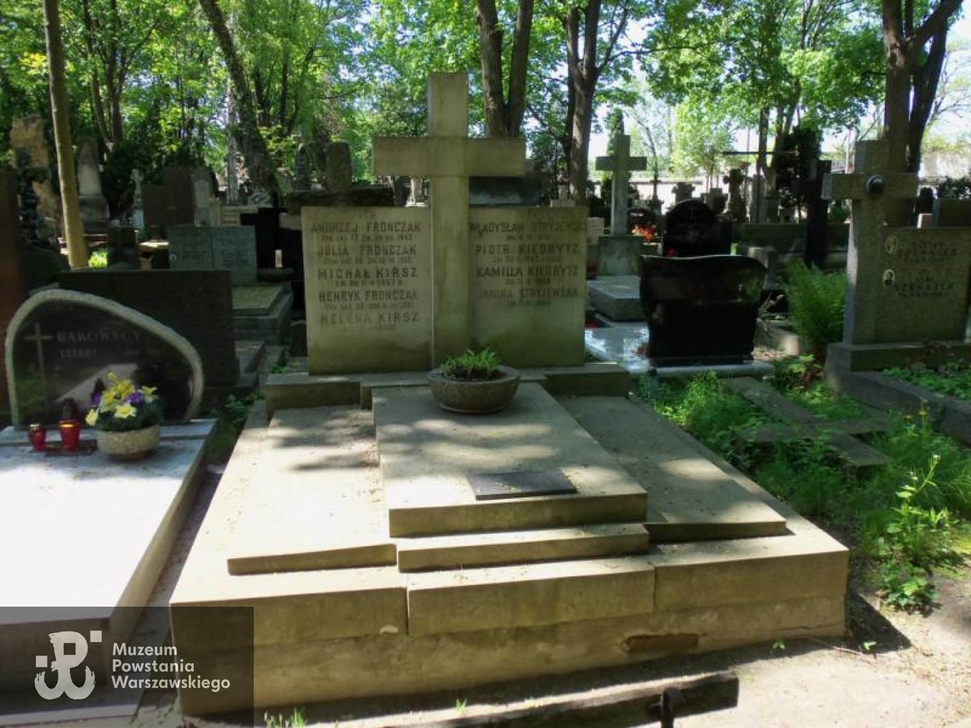 Źródło: https://cmentarze.um.warszawa.pl/pomnik.aspx?pom_id=16031 [dostęp: 03.02.2026].