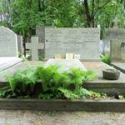 Źródło: https://cmentarze.um.warszawa.pl/pomnik.aspx?pom_id=39491 [dostęp: 10.04.2025].