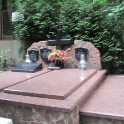 Źródło: https://sopotparafialny.grobonet.com/grobonet/start.php?id=detale&idg=10091 [dostęp: 06.06.2025].