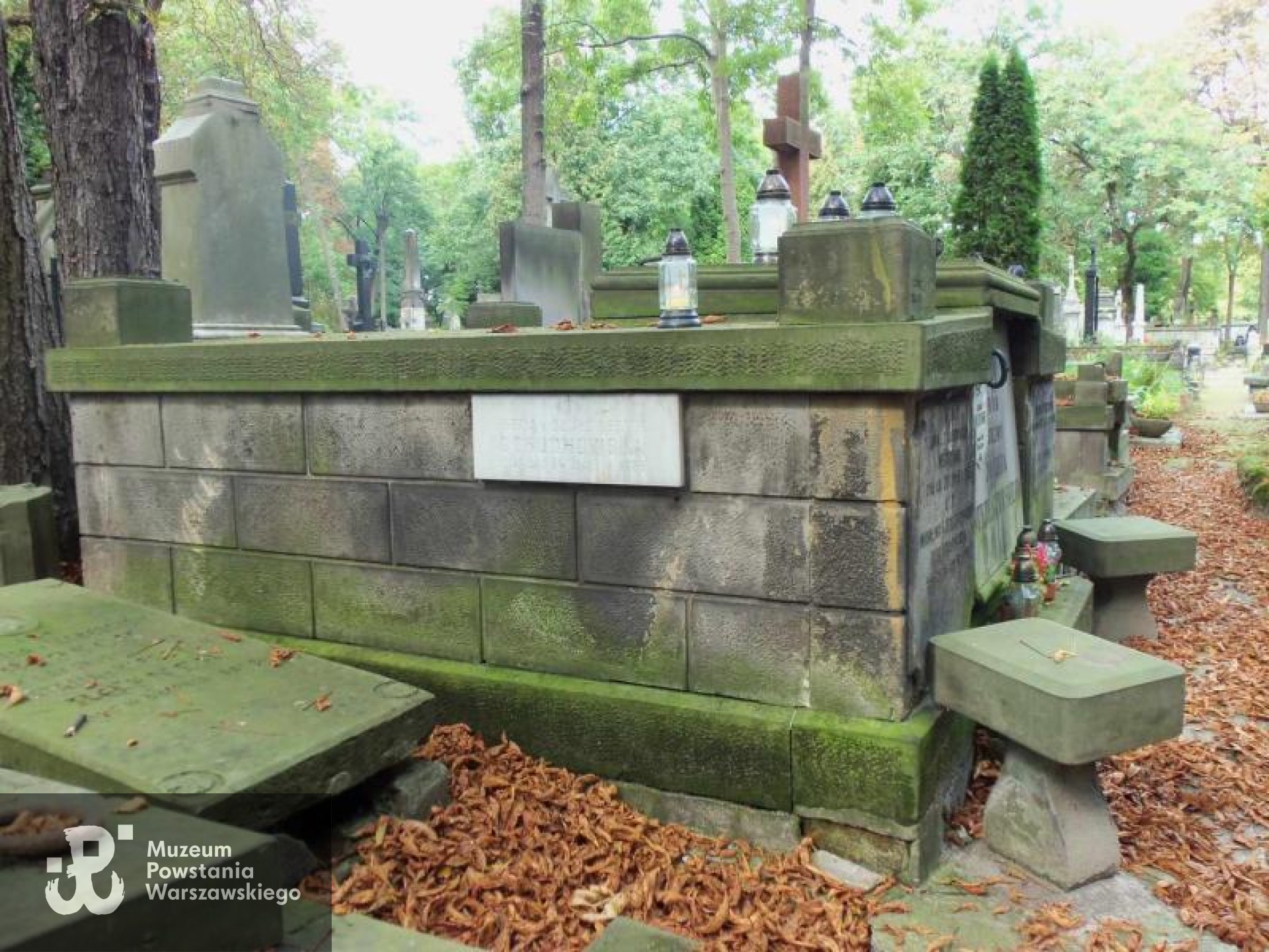 Źródło: https://cmentarze.um.warszawa.pl/pomnik.aspx?pom_id=12977 [dostęp: 9.04.2025].