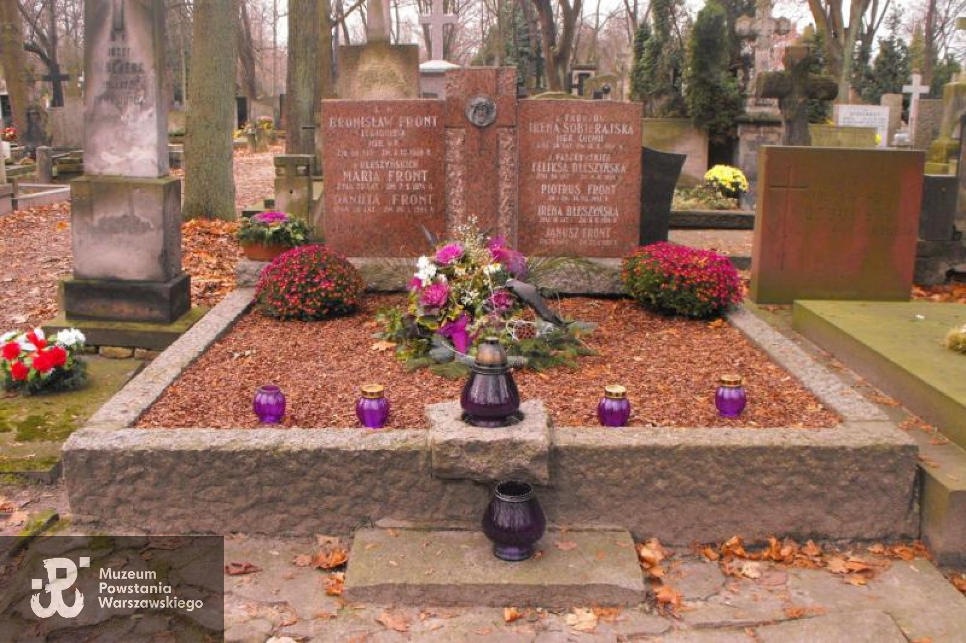 Źródło: https://cmentarze.um.warszawa.pl/pomnik.aspx?pom_id=24943 [dostęp: 04.02.2026].