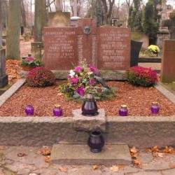 Źródło: https://cmentarze.um.warszawa.pl/pomnik.aspx?pom_id=24943 [dostęp: 04.02.2026].