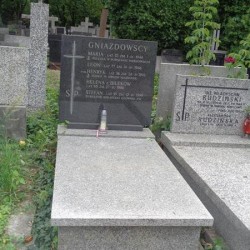 Źródło: https://cmentarze.um.warszawa.pl/pomnik.aspx?pom_id=52026 [dostęp: 16.04.2026].