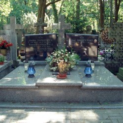 Źródło: https://cmentarze.um.warszawa.pl/pomnik.aspx?pom_id=63796 [dostęp: 20.10.2025].