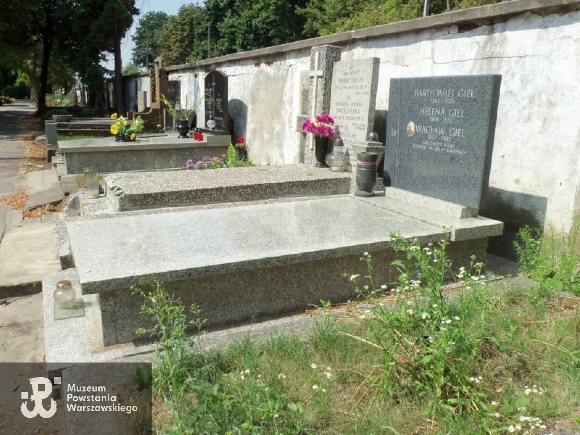 Źródło: https://cmentarze.um.warszawa.pl/pomnik.aspx?pom_id=20680 [dostęp: 16.04.2026].