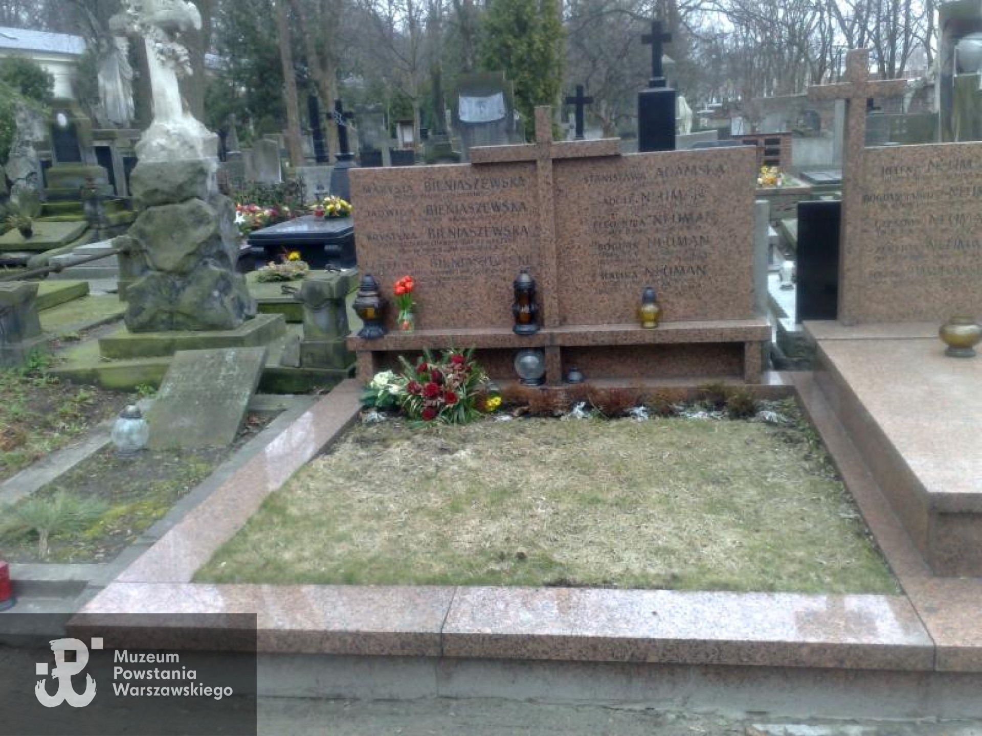 Źródło: https://cmentarze.um.warszawa.pl/pomnik.aspx?pom_id=6155 [dostęp: 10.04.2025].