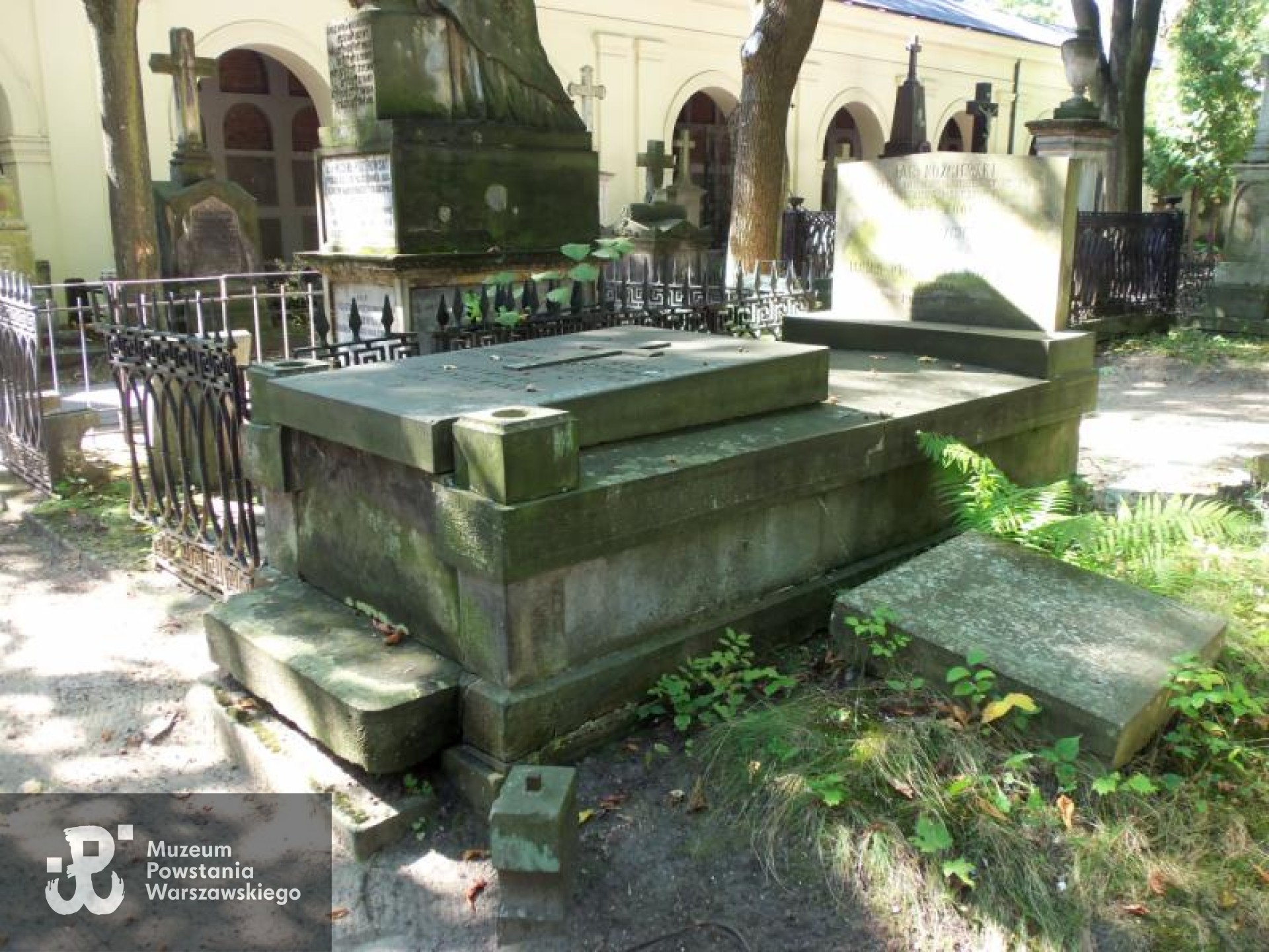 Źródło: https://cmentarze.um.warszawa.pl/pomnik.aspx?pom_id=2926 [dostęp: 9.04.2025].