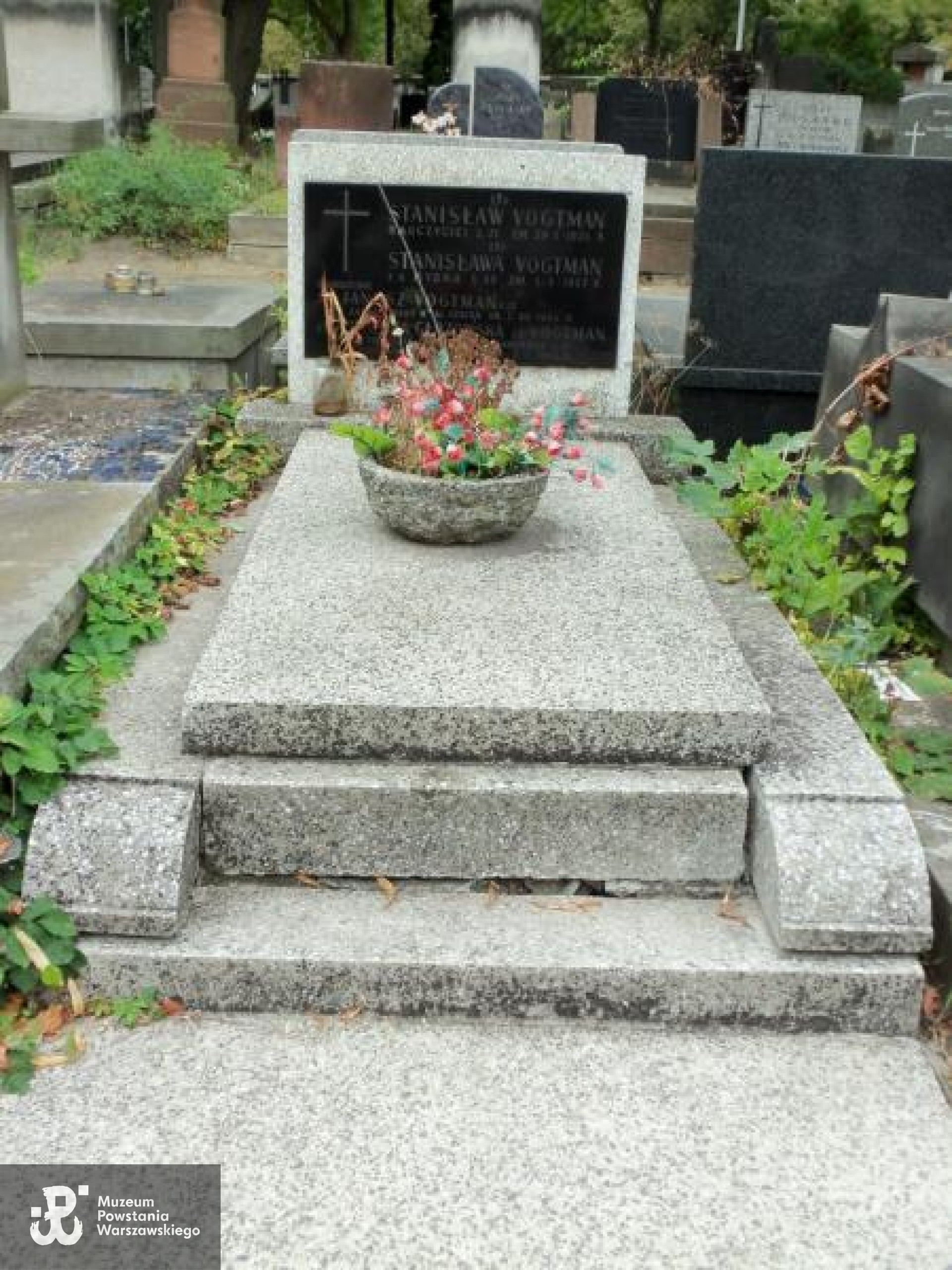 Źródło: https://cmentarze.um.warszawa.pl/pomnik.aspx?pom_id=23304 [dostęp: 02.04.2026].